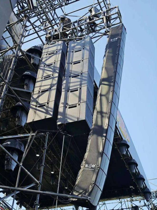 这套万人级「小体积 轻量化」扩声系统又出圈！凯时尊龙人生就是博2024常山UU音乐节：(图1)